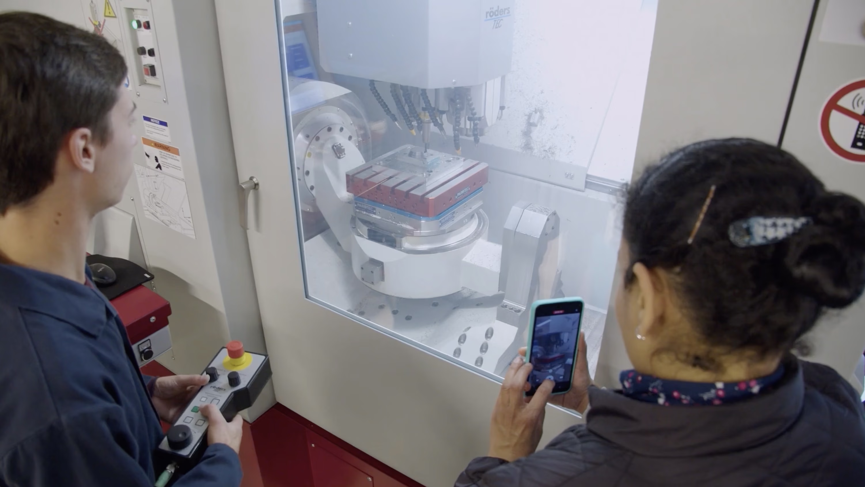 PhotonHub Experience Center Manufacturing